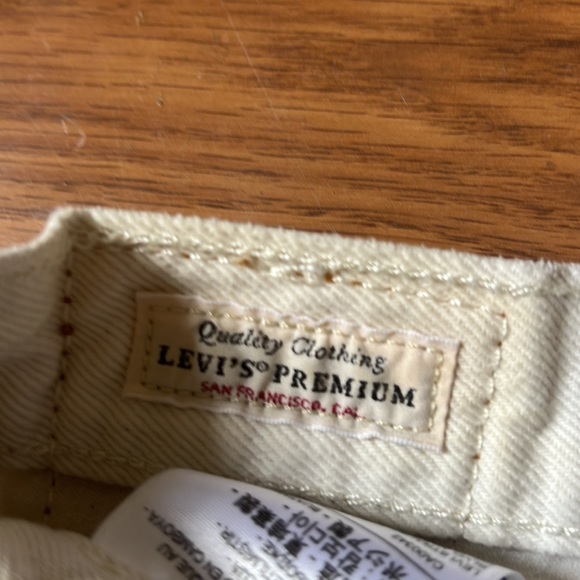 White Mid Rise Levis Shorts - Picture 3 of 5